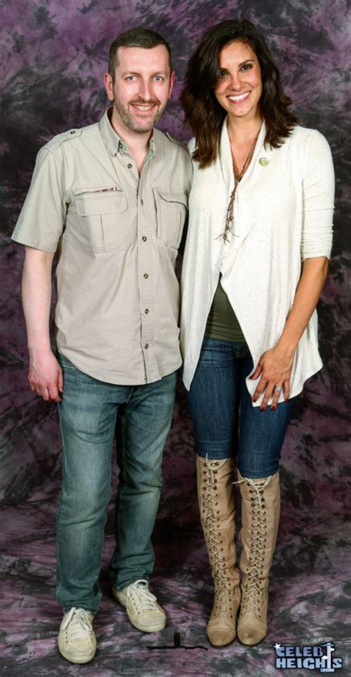 How tall is Daniela Ruah