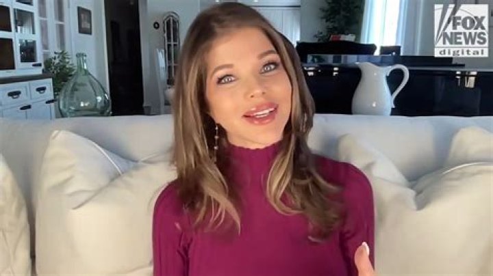 How tall is Donna D'Errico