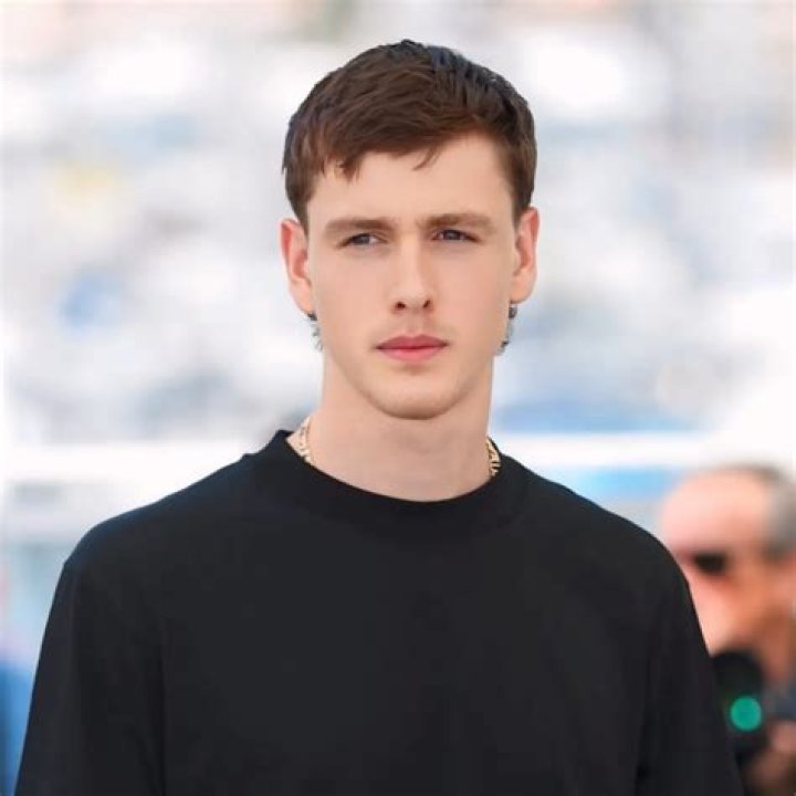 How tall is Harris Dickinson