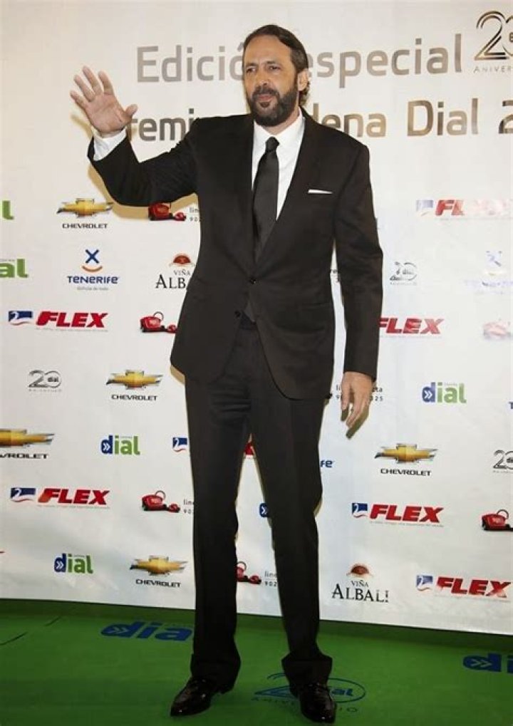 How tall is Juan Luis Guerra