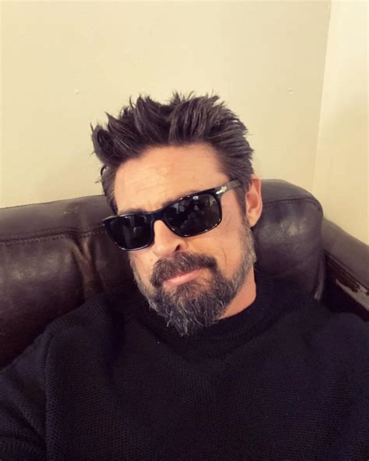 How tall is Karl Urban