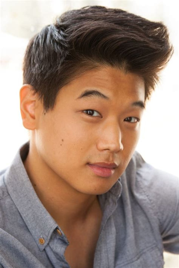 How tall is Ki Hong Lee