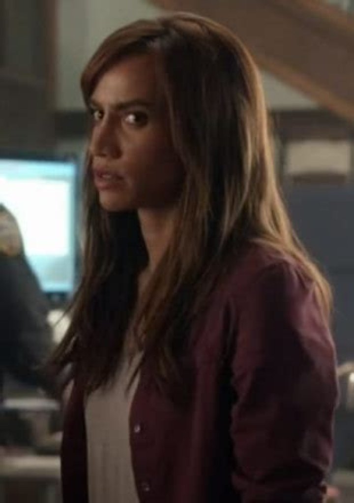 How tall is Nina Lisandrello