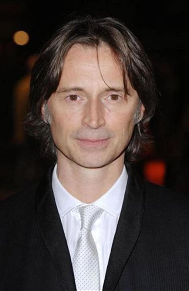 How tall is Robert Carlyle