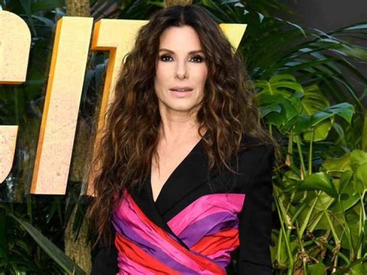 How tall is Sandra Bullock