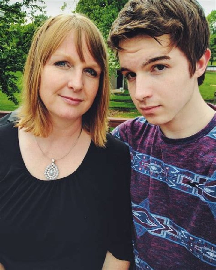 Hunter Avallone Bio | Age, Wiki, Net worth, Height, Girlfriend, Daughter|