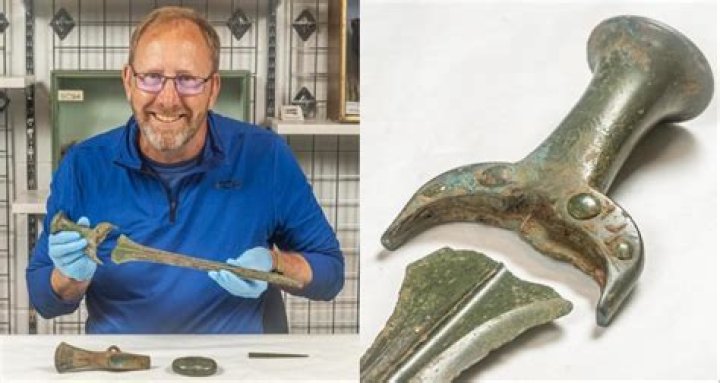 Metal Detectorist Discovers Bronze Age Rapier In England