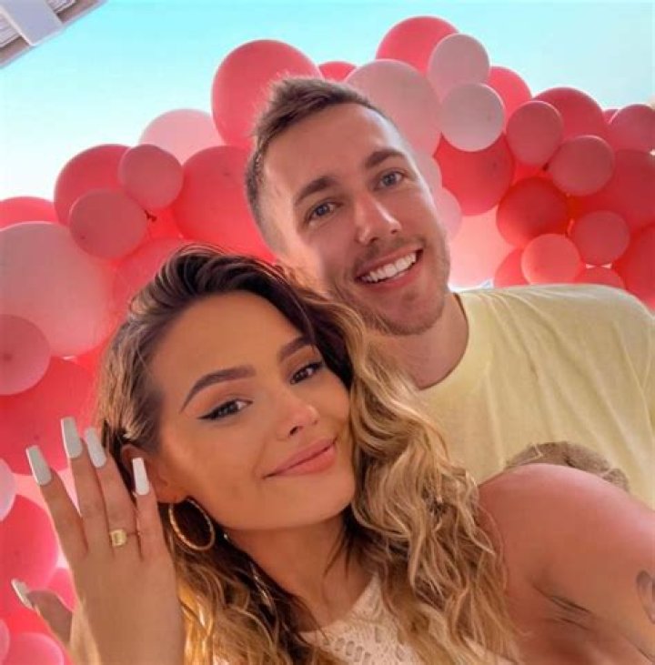 Miniminter (Simon Minter) Wiki, Biography, Age, Height, Parents, Wife, Family, Net worth & More